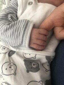 Babyhand hält Finger